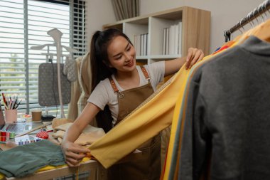 Güzel bir kadın terzi, müşteriye danışmanlık yapar ve bir anlaşma yapmak için müşterinin giyim tarzının müşterinin ihtiyaçlarına, tasarımcısına, girişimcisine, dikiş dikişine uygun olduğuna karar verir.