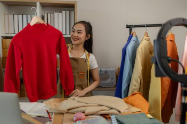 Güzel bir kadın terzi, müşteriye danışmanlık yapar ve bir anlaşma yapmak için müşterinin giyim tarzının müşterinin ihtiyaçlarına, tasarımcısına, girişimcisine, dikiş dikişine uygun olduğuna karar verir.