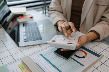 İş yerindeki iş kadınlarıyla evrak işleri, bilgisayar, veri ve belgelerle ilgili raporlar ve raporlar. Rapor üzerinde çalışan kadın personel ya da internet evrakları üzerinde çalışan işadamı