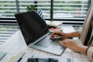 Stüdyoda dizüstü bilgisayarda çalışan bir iş kadını, bir ofiste dijital tablet ve dizüstü bilgisayar üzerinde çalışan bir iş adamı, işletme finans analizi üzerinde çalışan meşgul bir yönetici.