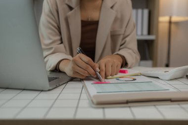 İş yerindeki iş kadınlarıyla evrak işleri, bilgisayar, veri ve belgelerle ilgili raporlar ve raporlar. Rapor üzerinde çalışan kadın personel ya da internet evrakları üzerinde çalışan işadamı