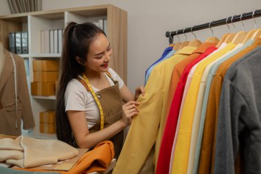 Güzel bir kadın terzi, müşteriye danışmanlık yapar ve bir anlaşma yapmak için müşterinin giyim tarzının müşterinin ihtiyaçlarına, tasarımcısına, girişimcisine, dikiş dikişine uygun olduğuna karar verir.