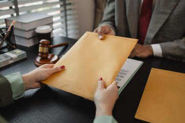 Avukatlar müvekkil belgelerini birlikte inceliyor, avukatlar çalışıyor ve belgeleri analiz ediyor, ellerinizi temas, adalet ve hukuk kavramına yaklaştırıyor, avukatlar sözleşme belgeleriyle çalışıyor.