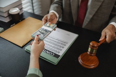 Bir müvekkil, bir davayı kazanmak için karşı avukata rüşvet veriyor. Avukat etik olmayan ve yasa dışı hareket ediyor çünkü müvekkilinin rakibine rüşvet alıyor.