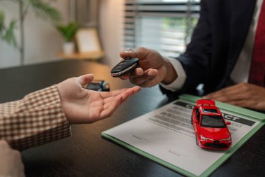 Araba satışı kontrat imzalandıktan sonra tamamlanır, arabayı aldıktan sonra anahtarı teslim edilir, galerideki araba satıcısına araba fiyatını ödenir.