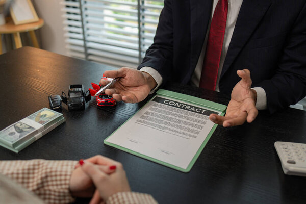 продавец автомобиля разъясняет покупателю детали договора купли-продажи автомобиля до подписания договора купли-продажи, выставочного зала, дилера, автомобильного контракта, подписания договора купли-продажи автомобиля