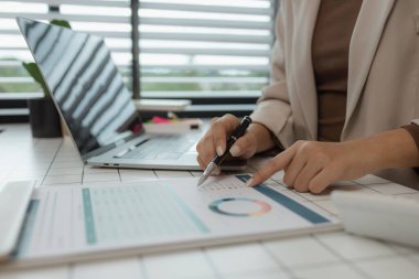 İş yerindeki iş kadınlarıyla evrak işleri, bilgisayar, veri ve belgelerle ilgili raporlar ve raporlar. Rapor üzerinde çalışan kadın personel ya da internet evrakları üzerinde çalışan işadamı