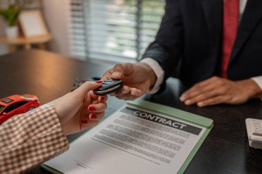 Araba satışı kontrat imzalandıktan sonra tamamlanır, arabayı aldıktan sonra anahtarı teslim edilir, galerideki araba satıcısına araba fiyatını ödenir.