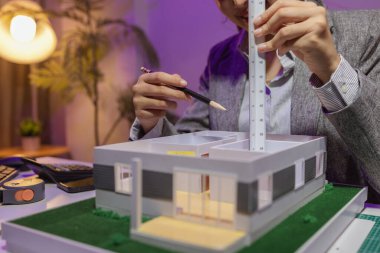 Tutkulu bir kadın mimar, müşterisinin tam ihtiyaçlarını karşılamak ve inşaat tarihlerini, ev modelini, mühendisini, planlarını karşılamak için bir evi yeniden düzenlemek için özel ofisinde çalışır.