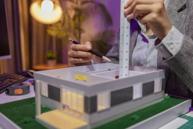 Tutkulu bir kadın mimar, müşterisinin tam ihtiyaçlarını karşılamak ve inşaat tarihlerini, ev modelini, mühendisini, planlarını karşılamak için bir evi yeniden düzenlemek için özel ofisinde çalışır.