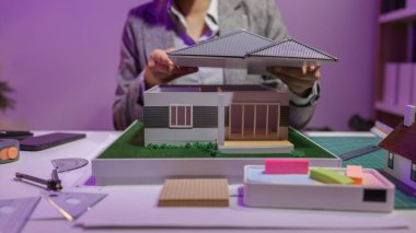 Tutkulu bir kadın mimar, müşterisinin tam ihtiyaçlarını karşılamak ve inşaat tarihlerini, ev modelini, mühendisini, planlarını karşılamak için bir evi yeniden düzenlemek için özel ofisinde çalışır.