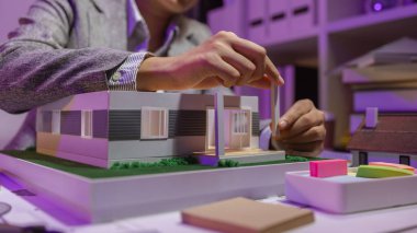 Tutkulu bir kadın mimar, müşterisinin tam ihtiyaçlarını karşılamak ve inşaat tarihlerini, ev modelini, mühendisini, planlarını karşılamak için bir evi yeniden düzenlemek için özel ofisinde çalışır.