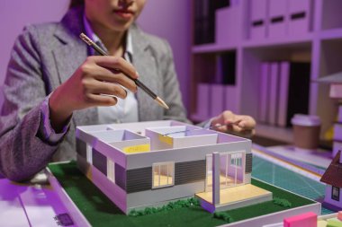 Tutkulu bir kadın mimar, müşterisinin tam ihtiyaçlarını karşılamak ve inşaat tarihlerini, ev modelini, mühendisini, planlarını karşılamak için bir evi yeniden düzenlemek için özel ofisinde çalışır.