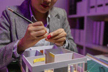 Tutkulu bir kadın mimar, müşterisinin tam ihtiyaçlarını karşılamak ve inşaat tarihlerini, ev modelini, mühendisini, planlarını karşılamak için bir evi yeniden düzenlemek için özel ofisinde çalışır.