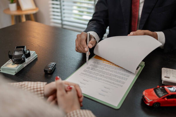 продавец автомобиля разъясняет покупателю детали договора купли-продажи автомобиля до подписания договора купли-продажи, выставочного зала, дилера, автомобильного контракта, подписания договора купли-продажи автомобиля