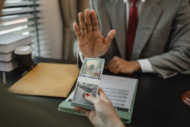 Bir müvekkil bir davayı kazanmak için karşı tarafın avukatına rüşvet vermeye kalkıştı. Etik bir avukat müvekkilinin muhalefet partisinden, yolsuzluktan, yasadışı yoldan para almayı reddediyor.