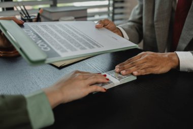 Bir müvekkil, bir davayı kazanmak için karşı avukata rüşvet veriyor. Avukat etik olmayan ve yasa dışı hareket ediyor çünkü müvekkilinin rakibine rüşvet alıyor.