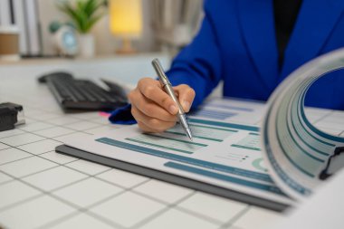 Ofiste otururken evrak işleriyle uğraşan konsantre kadın girişimci, işkadını ofisinde oturuyor ve çalışıyor, pazarlama ve finans departmanında çalışıyor