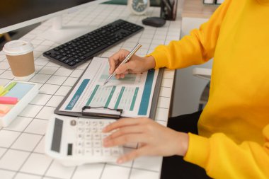 Bir iş kadını hafta sonları evde çalışıyor, bir çalışan eve iş götürmek zorunda kaldı çünkü düzenlemesi gereken o kadar çok belge vardı ki çalışma saatlerinde onları bitiremedi.