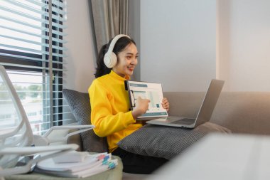 Bir iş kadını hafta sonları evde çalışıyor, bir çalışan eve iş götürmek zorunda kaldı çünkü düzenlemesi gereken o kadar çok belge vardı ki çalışma saatlerinde onları bitiremedi.