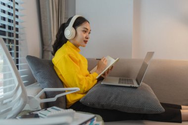 Bir iş kadını hafta sonları evde çalışıyor, bir çalışan eve iş götürmek zorunda kaldı çünkü düzenlemesi gereken o kadar çok belge vardı ki çalışma saatlerinde onları bitiremedi.