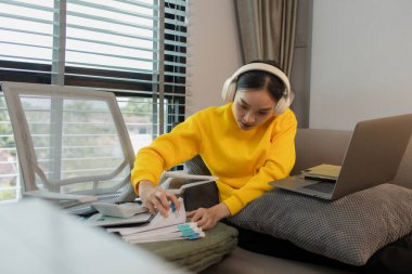 Bir iş kadını hafta sonları evde çalışıyor, bir çalışan eve iş götürmek zorunda kaldı çünkü düzenlemesi gereken o kadar çok belge vardı ki çalışma saatlerinde onları bitiremedi.