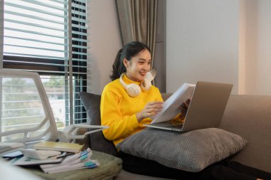 Bir iş kadını hafta sonları evde çalışıyor, bir çalışan eve iş götürmek zorunda kaldı çünkü düzenlemesi gereken o kadar çok belge vardı ki çalışma saatlerinde onları bitiremedi.