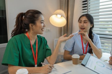 İki doktor yeni bilgi ve bilgi alışverişi için bir araya geliyor. Birbirleriyle tıp seminerleri düzenliyorlar. Kıdemli bir doktor bilgi ve bilgiyi paylaşıyor.