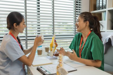 İki doktor yeni bilgi ve bilgi alışverişi için bir araya geliyor. Birbirleriyle tıp seminerleri düzenliyorlar. Kıdemli bir doktor bilgi ve bilgiyi paylaşıyor.