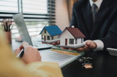 Bir mülk satın almak ya da kiralamak için sözleşme imzaladıktan sonra, satıcı anahtarları teslim edecek ve alıcı ya da kiracı oturma alanına girebilecek.