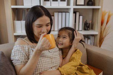 Hamile bir anne kızıyla bir hafta sonu geçirdi. Oturma odasındaki kanepede, ailede, ebeveynlerde, annelerde ve kızlarda birlikte birçok etkinlik yaptılar.