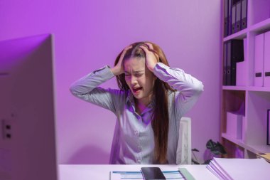 Bir kadın yönetici şirkette fazla mesai yapıyor çünkü zamanında çözülmesi gereken bir sürü belge var. Yorgun, iş kadını, son teslim tarihi, aşırı çalışma, tükenmiş.