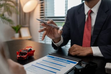 Avukat, araba sahibine araba sigortası poliçesinin detaylarını imzalamadan önce açıklar. Avukat, müvekkiline araba sigortası yaptırmazsa ne olacağını açıklar.