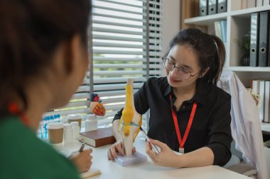 Üç doktor yeni bilgi ve bilgi alışverişi için bir araya geliyor. Birbirleriyle tıp seminerleri düzenliyorlar. Kıdemli bir doktor bilgi ve bilgiyi paylaşıyor.