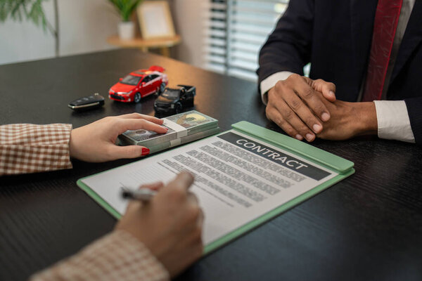 продавец автомобиля разъясняет покупателю детали договора купли-продажи автомобиля до подписания договора купли-продажи, выставочного зала, дилера, автомобильного контракта, подписания договора купли-продажи автомобиля