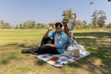 Bir çift bahçede piknik yapıyor. Eğer hava güzel olduğunda, çift birlikte mutlu vakit geçiriyorsa, Sevgililer Günü 'nde birlikte vakit geçirmekten zevk alıyorlarsa.