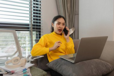 Bir iş kadını hafta sonları evde çalışıyor, bir çalışan eve iş götürmek zorunda kaldı çünkü düzenlemesi gereken o kadar çok belge vardı ki çalışma saatlerinde onları bitiremedi.