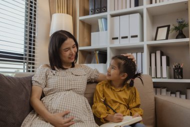 Hamile bir anne kızıyla bir hafta sonu geçirdi. Oturma odasındaki kanepede, ailede, ebeveynlerde, annelerde ve kızlarda birlikte birçok etkinlik yaptılar.