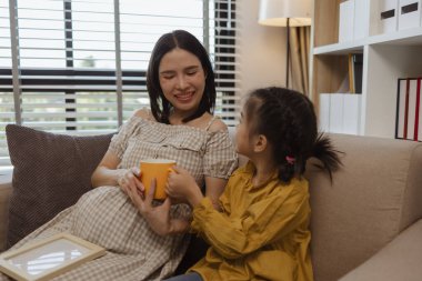 Hamile bir anne kızıyla bir hafta sonu geçirdi. Oturma odasındaki kanepede, ailede, ebeveynlerde, annelerde ve kızlarda birlikte birçok etkinlik yaptılar.