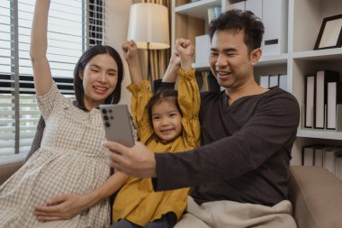 Mutlu aile yeni üyeleriyle tanışacağı için heyecanlı. Anne, ailenin en küçük çocuğunu doğurmak üzere. Keyif, hamile, ebeveyn, kız.