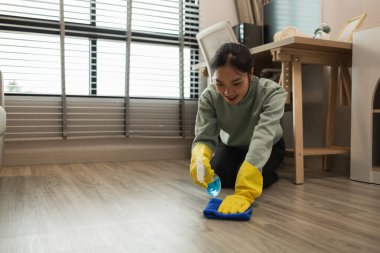 Şirketin temizlikçisi özenle yöneticinin ofisini temizliyor, ev hanımı evi temizliyor, kadın da kocasının gelmesini beklerken evi temizliyor.