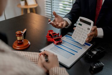 Avukat, araba sahibine araba sigortası poliçesinin detaylarını imzalamadan önce açıklar. Avukat, müvekkiline araba sigortası yaptırmazsa ne olacağını açıklar.