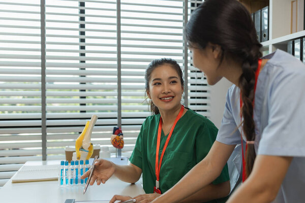 консультации между двумя врачами в офисе, два студента-медика обсуждают рекомендации лечения для пациента, назначенного им старшим врачом, медсестрой, мозговой штурм, больница