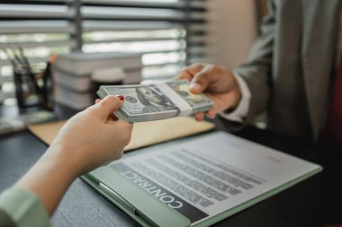 Bir müvekkil, bir davayı kazanmak için karşı avukata rüşvet veriyor. Avukat etik olmayan ve yasa dışı hareket ediyor çünkü müvekkilinin rakibine rüşvet alıyor.