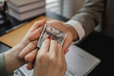 Avukat etik olmayan ve yasa dışı hareket ediyor çünkü müvekkilinin rakibinden rüşvet alıyor. Bir müvekkil davayı kazanmak için rakip avukata rüşvet veriyor.,
