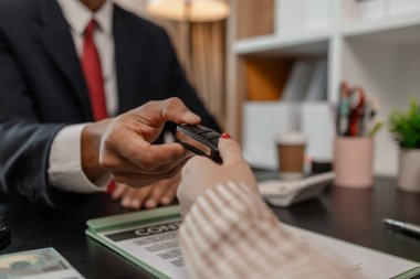 Araba satışı kontrat imzalandıktan sonra tamamlanır, arabayı aldıktan sonra anahtarı teslim edilir, galerideki araba satıcısına araba fiyatını ödenir.