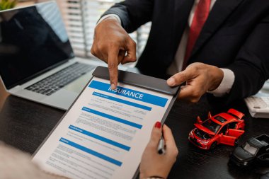 Bir avukat, bir araba sigortası poliçesinin detaylarını ve tüm masraflarını müşteriye açıklar. Bir avukat, müşteriye araba sigortası olmayınca ne olacağını açıklar.