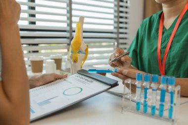 Ofisteki iki doktor, iki tıp öğrencisi, kıdemli bir doktor, hemşire, beyin fırtınası ve hastane tarafından atanan bir hastanın tedavi yönergelerini tartışıyorlar.