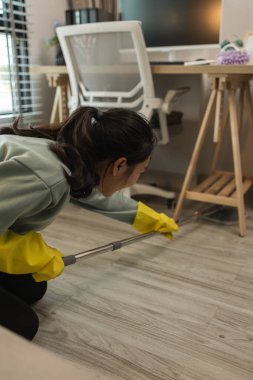 Şirketin temizlikçisi özenle yöneticinin ofisini temizliyor, ev hanımı evi temizliyor, kadın da kocasının gelmesini beklerken evi temizliyor.