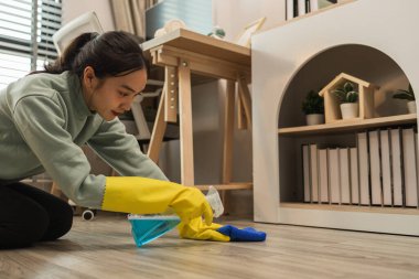 Şirketin temizlikçisi özenle yöneticinin ofisini temizliyor, ev hanımı evi temizliyor, kadın da kocasının gelmesini beklerken evi temizliyor.